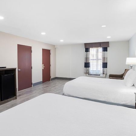 Ramada By Wyndham Hendersonville Esterno foto