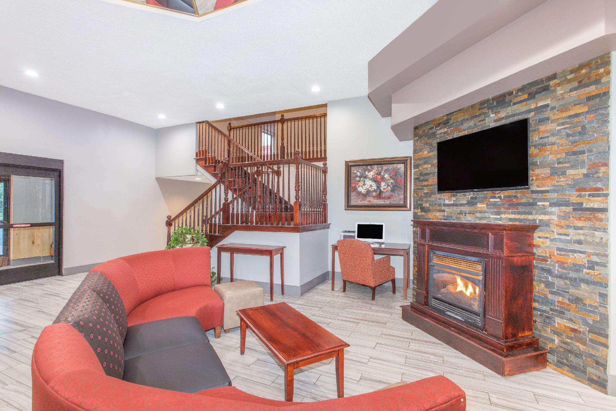 Ramada By Wyndham Hendersonville Esterno foto