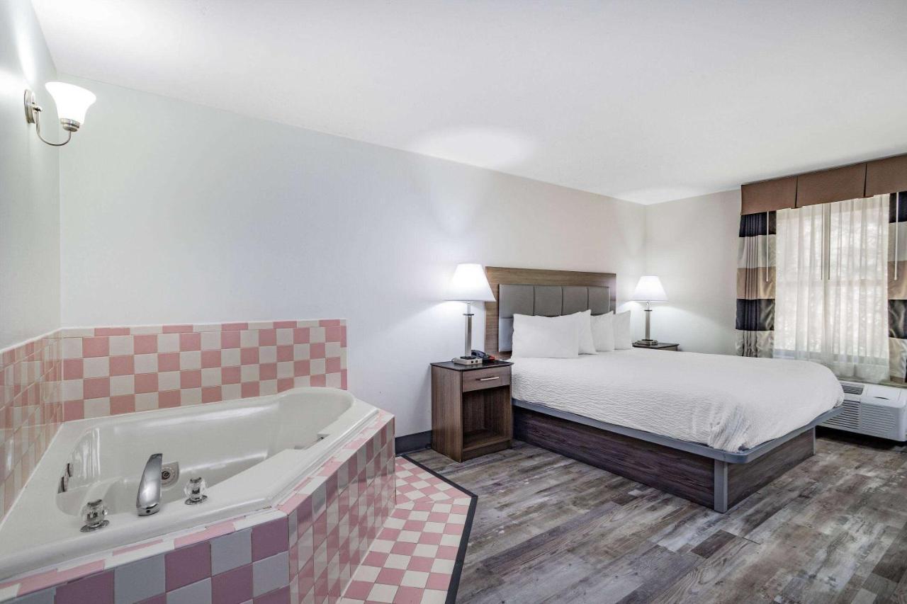 Ramada By Wyndham Hendersonville Esterno foto