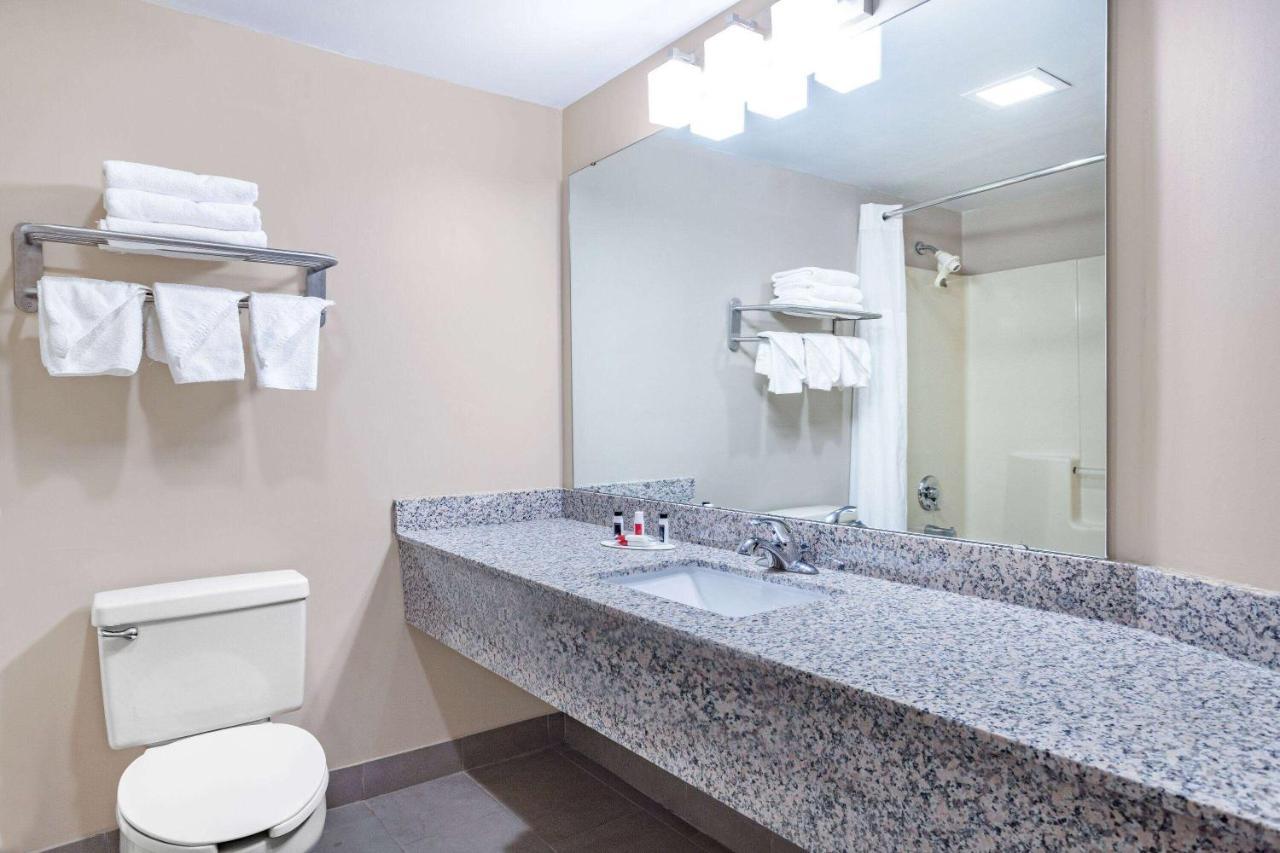 Ramada By Wyndham Hendersonville Esterno foto