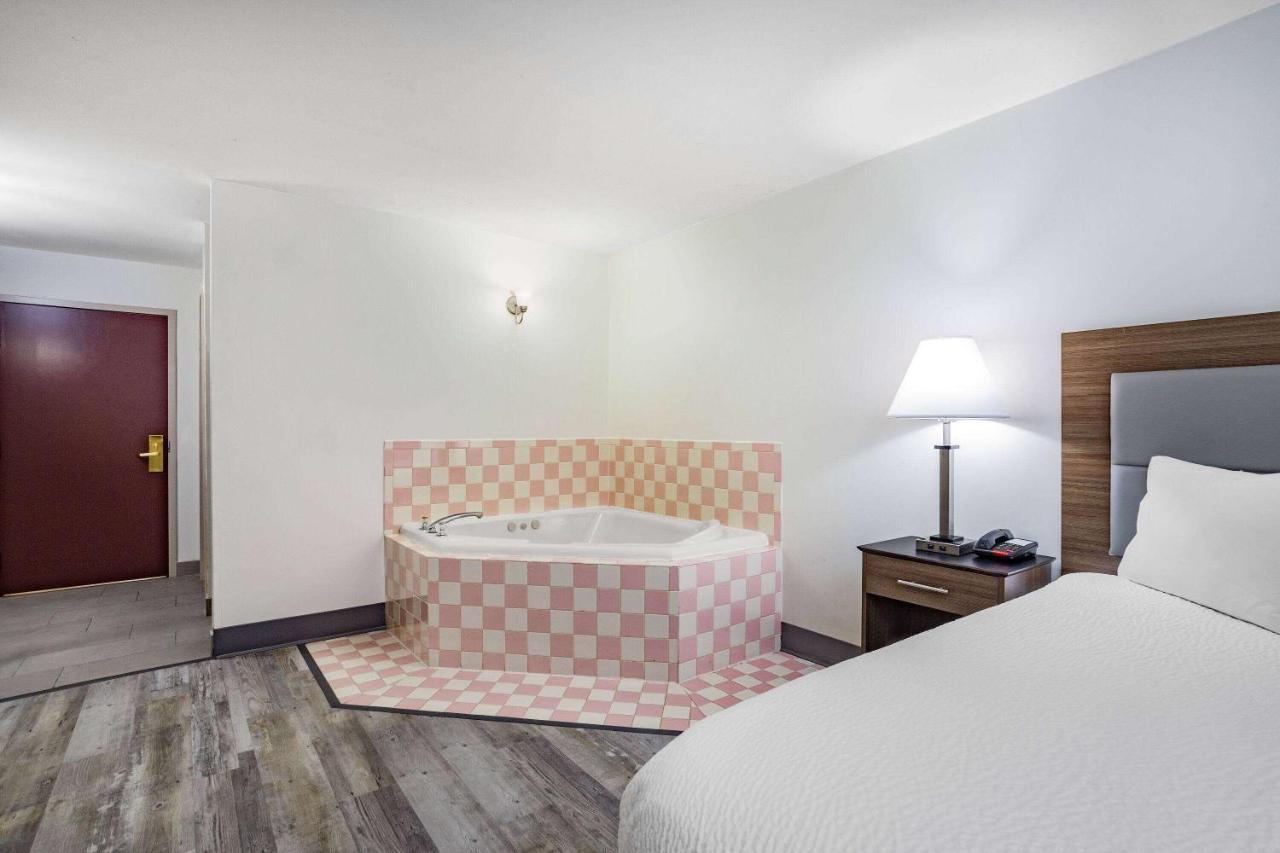 Ramada By Wyndham Hendersonville Esterno foto