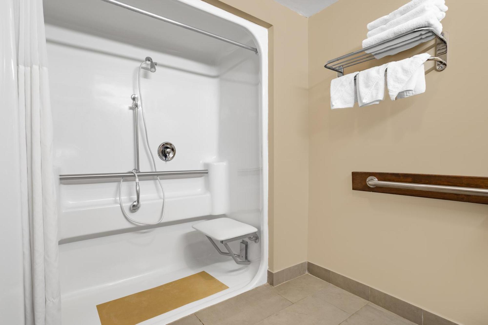 Ramada By Wyndham Hendersonville Esterno foto