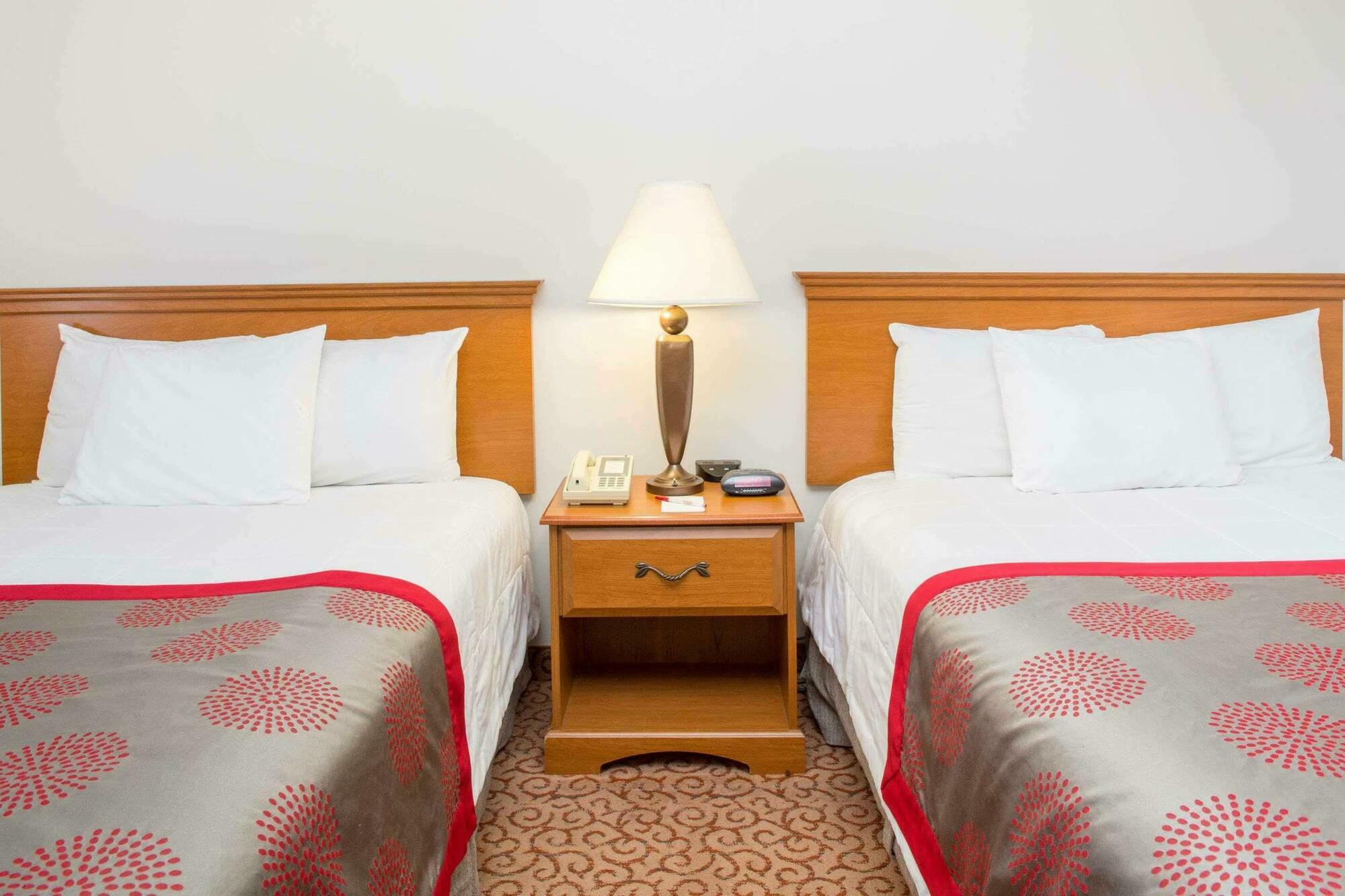 Ramada By Wyndham Hendersonville Esterno foto