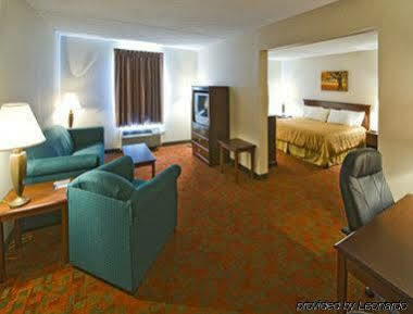 Ramada By Wyndham Hendersonville Esterno foto